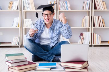 Genç öğrenci kitaplarla çalışıyor.