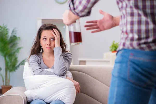 飲酒アルコールで家庭内暴力の概念 — ストック写真