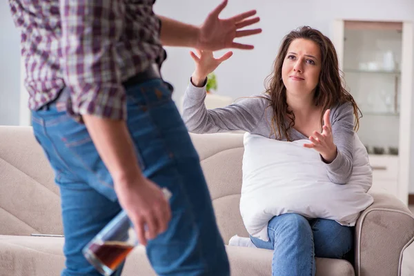 Huiselijk geweld concept in een familieruzie met dronken alcoho — Stockfoto