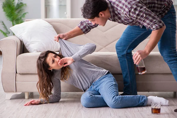 Sarhoş alkoliklerle aile içi şiddet kavramı