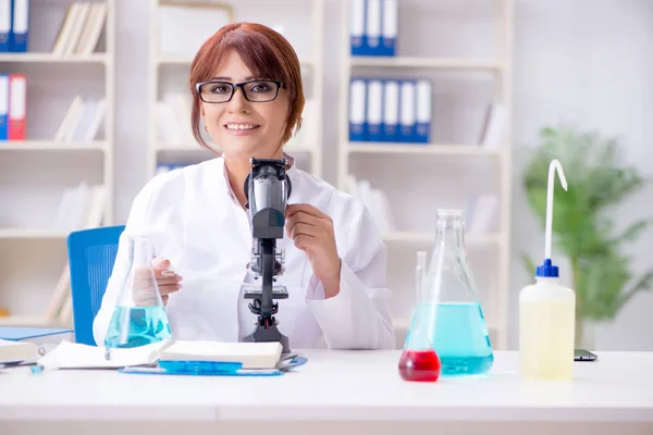 Bir laboratuarda deney yapan kadın bir bilim adamı. — Stok fotoğraf
