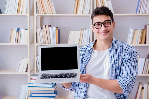 Joven estudiante con libros preparándose para los exámenes —  Fotos de Stock