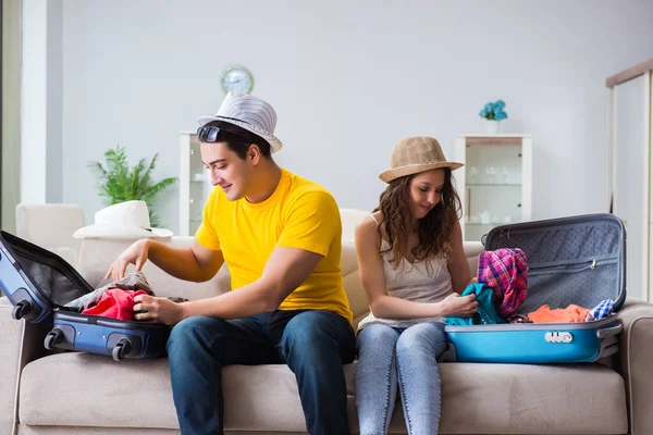 Familia joven que se prepara para vacaciones de viaje —  Fotos de Stock