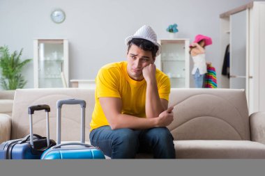 Genç bir aile seyahat için hazırlanıyor.