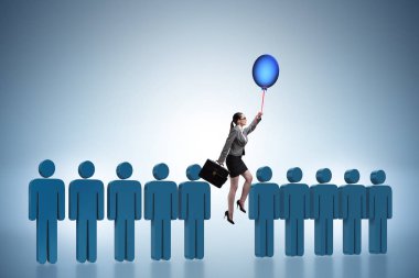 İş kadını, akran grubundan daha üstün.