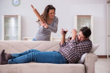 Genç bir aile kavramında içki sorunu yaşayan sarhoş bir koca.