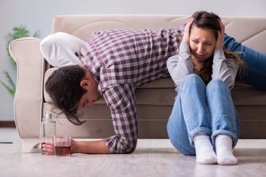 Genç bir aile kavramında içki sorunu yaşayan sarhoş bir koca.