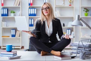 İş kadını ofiste meditasyon yaparken hayal kırıklığına uğradı
