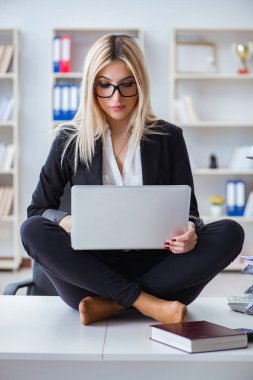 İş kadını ofiste meditasyon yaparken hayal kırıklığına uğradı