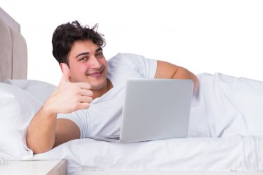 Yatakta uykusuzluk çeken bir adam.