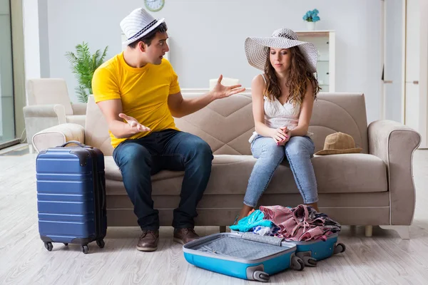 Familia joven que se prepara para vacaciones de viaje —  Fotos de Stock