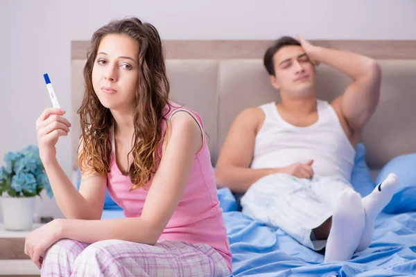 Hamilelik testi sonuçları olan genç bir aile