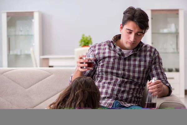 Beber problema bêbado marido homem em um conceito de família jovem — Fotografia de Stock