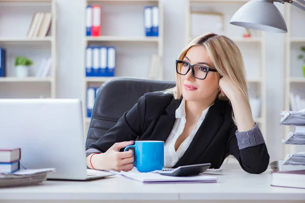 Donna d'affari che lavora al computer portatile alla scrivania in ufficio — Foto Stock