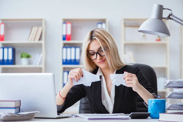 Busineswoman frustrato lavorare in ufficio — Foto Stock