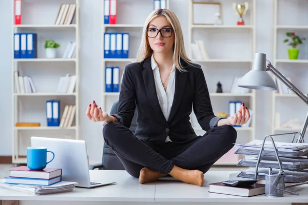 İş kadını ofiste meditasyon yaparken hayal kırıklığına uğradı — Stok fotoğraf
