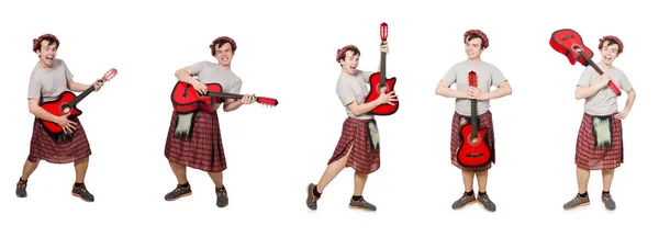 Scotsman tocando la guitarra aislada en blanco — Foto de Stock