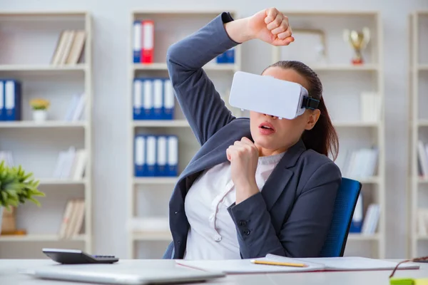 Mujer de negocios con gafas de realidad virtual en la oficina — Foto de Stock