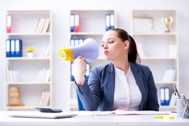 Ofiste hoparlörle bağıran kızgın iş kadını.