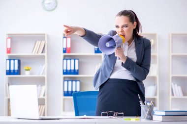 Ofiste hoparlörle bağıran kızgın iş kadını.