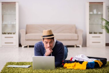 Tatil gezisini haritayla planlayan adam