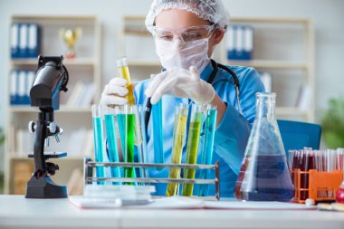 Laboratuvarda deneyler yapan kadın bilim adamı.