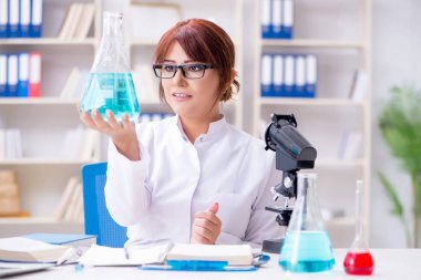 Bir laboratuarda deney yapan kadın bir bilim adamı.