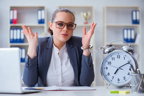 Imprenditrice nel concetto di gestione del tempo — Foto Stock