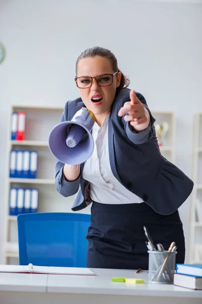 Wütende Geschäftsfrau schreit mit Lautsprecher im Büro — Stockfoto