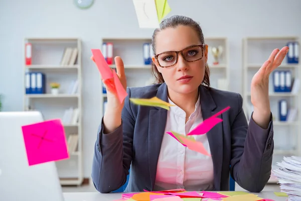 Bizneswoman z sprzecznymi priorytetami w urzędzie — Zdjęcie stockowe