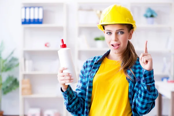 Mujer joven pintando en casa — Foto de Stock