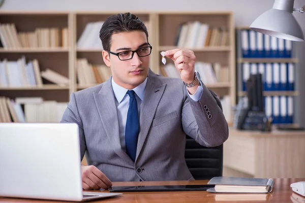 Homme d'affaires toxicomane au bureau — Photo