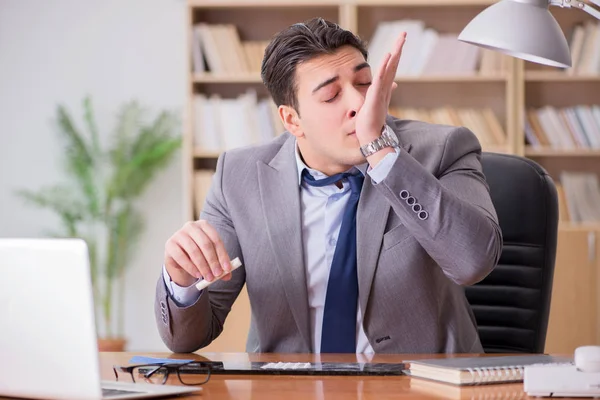 Homem de negócios viciado em drogas no escritório — Fotografia de Stock