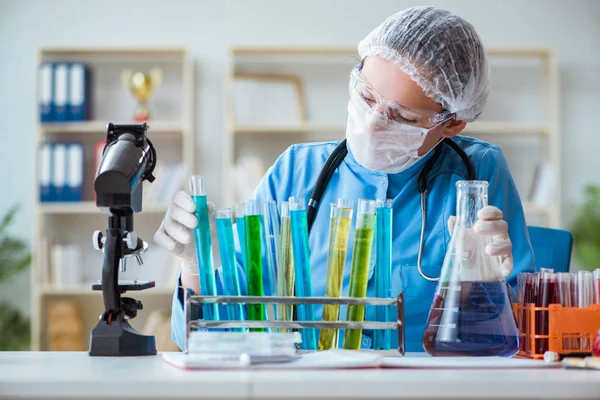 Vrouwelijke wetenschapper onderzoeker doet experimenten in het laboratorium — Stockfoto