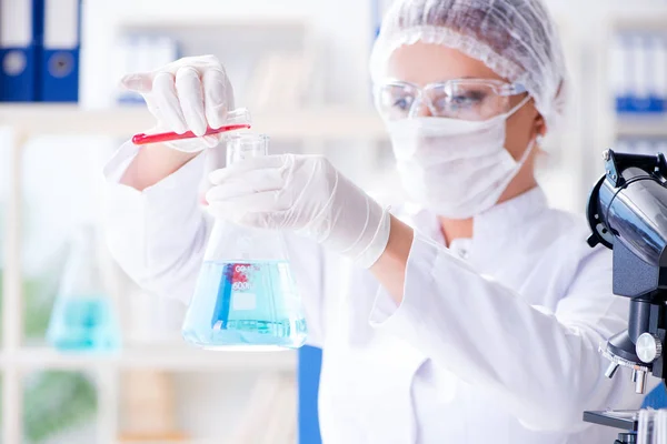 Investigadora científica que realiza un experimento en un labora — Foto de Stock