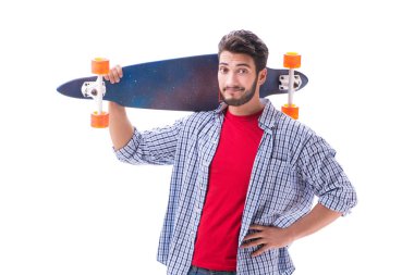 Beyaz kaykaylı genç bir kaykaycı.