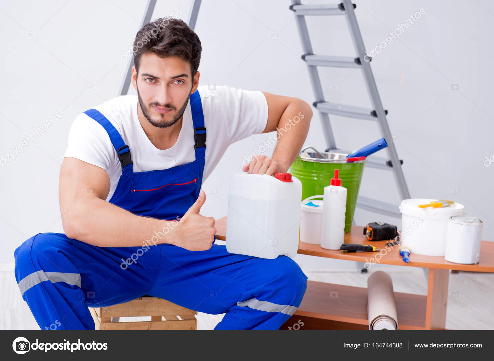 уборщик мужчина. хозяйственные работы которые выполняют мужчины. парень домохозяйка. составить список хозяйственных работ мужчин.