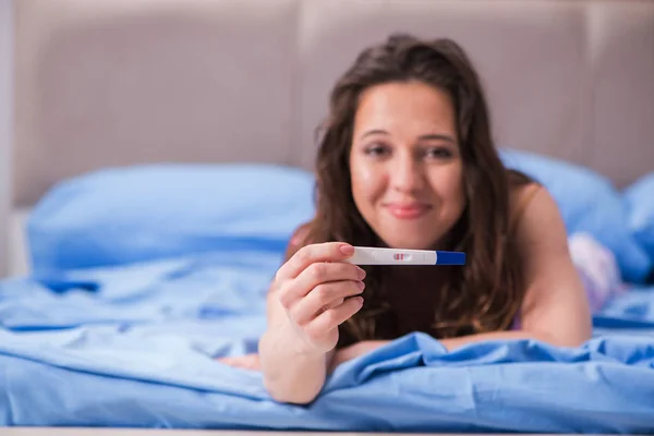 Woman with pregnancy results test — Stock Photo, Image