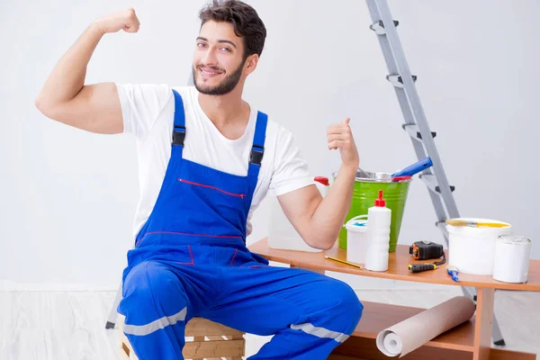 Reparateur bei Renovierungsarbeiten im Haus mit Papiertapete — Stockfoto