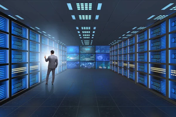 İş adamıyla büyük veri yönetimi kavramı