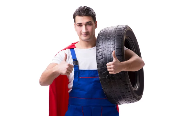 スーパーヒーロー男とともにタイヤ隔離された白い背景 — ストック写真