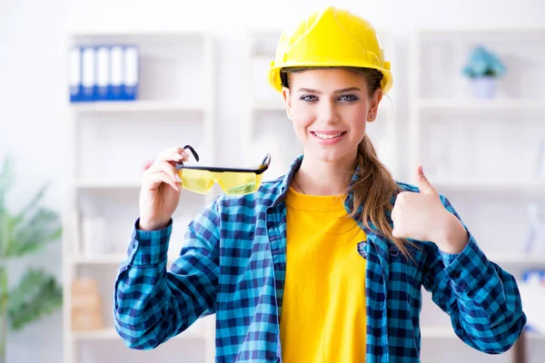 Mujer en taller con gafas protectoras — Foto de Stock