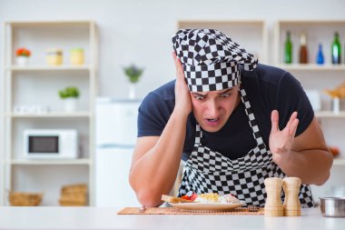 Aşçı mutfakta akşam yemeği hazırlıyor.