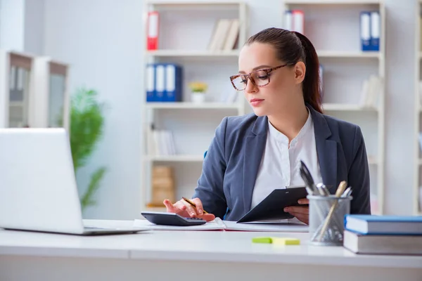 Contabile che lavora in ufficio con calcolatrice — Foto Stock