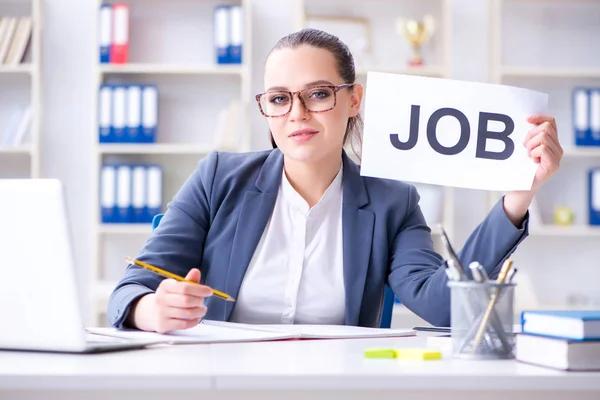 Geschäftsfrau stellt neue Mitarbeiter im Büro ein — Stockfoto