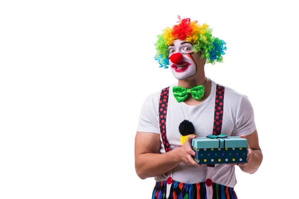 Смешной клоун с подарочной коробкой на белом фоне — стоковое фото