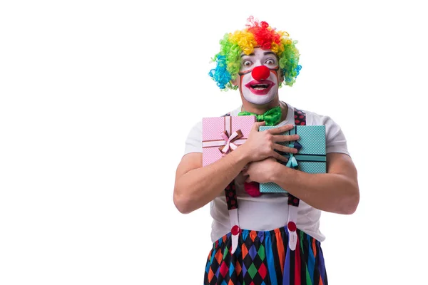Смешной клоун с подарочной коробкой на белом фоне — стоковое фото