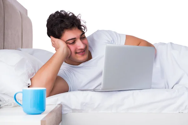 Muž v posteli trpící nespavostí — Stock fotografie