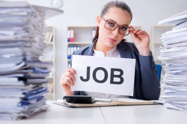 İş kadını iş yükü ile başa çıkamıyor ve istifa etmiyor