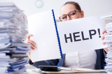 İş kadını ofiste yardım istiyor.